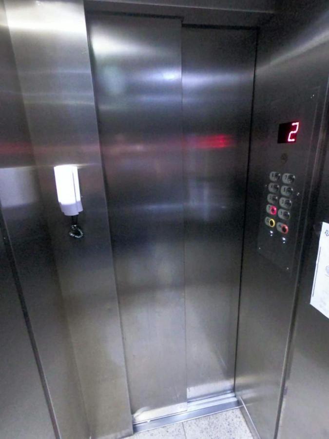 Sala Living Em Predio Familiar Na Av Da *
